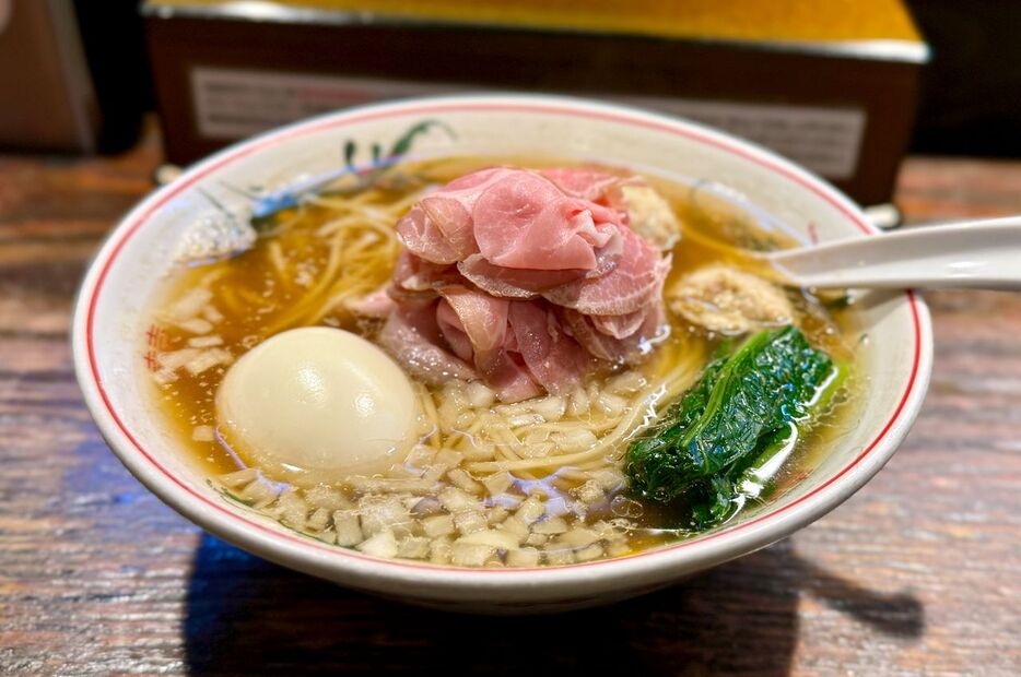 上北沢『らぁめん小池』の「特製 煮干しラーメン」1350円。煮干しベースのスープに塩と薄口しょうゆで味付け。スープを口に含むと魚介のうまみをダイレクトに感じる（山川大介撮影）