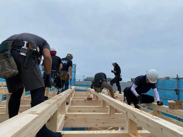 大工の大量引退が押し寄せる中、いかにして若手の入職者を増やすことができるのか。建設業界は苦悩が多い（写真提供　桃山建設）