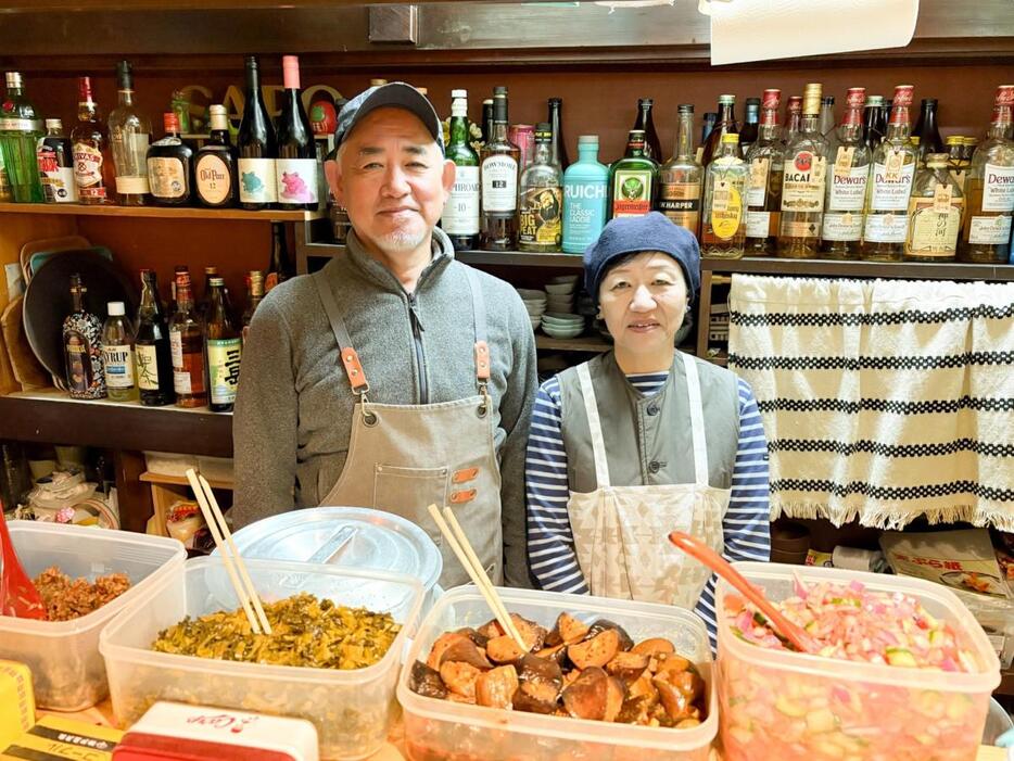 「ノマドカレー」としてオリジナルカレーを提供する「スツールコーヒー」店主の平尾富美夫さんと妻の直子さん