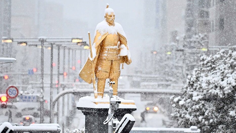 今季初積雪が観測され、雪をかぶった黄金の信長像＝１０日午前７時半、岐阜市橋本町