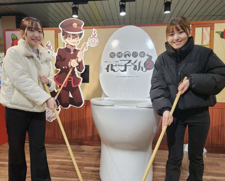 TBS系アニメ「地縛少年花子くん2」のPRイベントに来場者した大学生＝東京・池袋