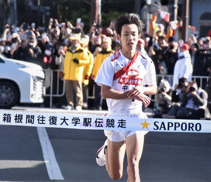 箱根駅伝の往路で2位でフィニッシュする中央大の園木大斗＝神奈川県箱根町で2025年1月2日、牧野大輔撮影