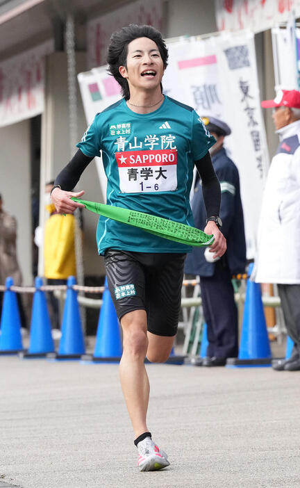 青学大6区野村は小田原中継所にトップで到着（撮影・鈴木みどり）