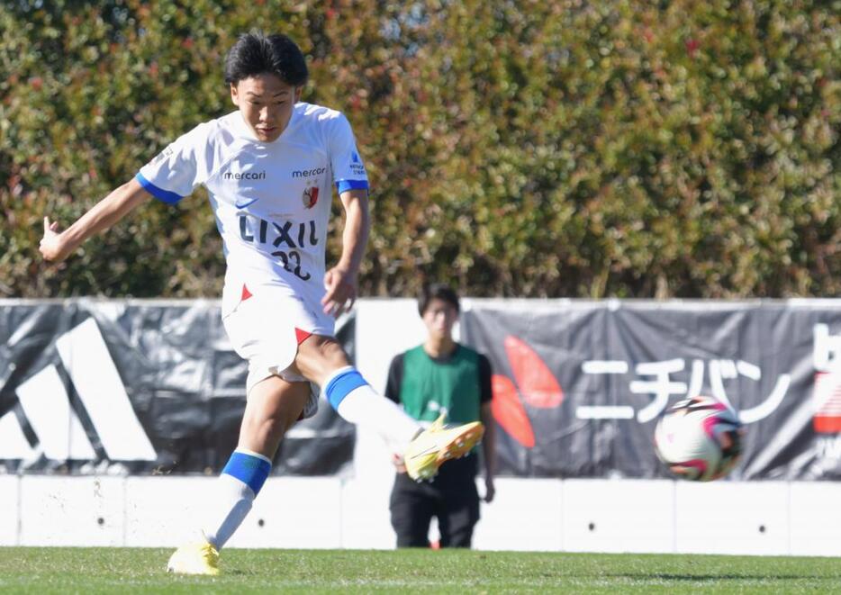 鹿島アントラーズユースを引っ張る大貫琉偉さん=神奈川県立保土ヶ谷公園サッカー場