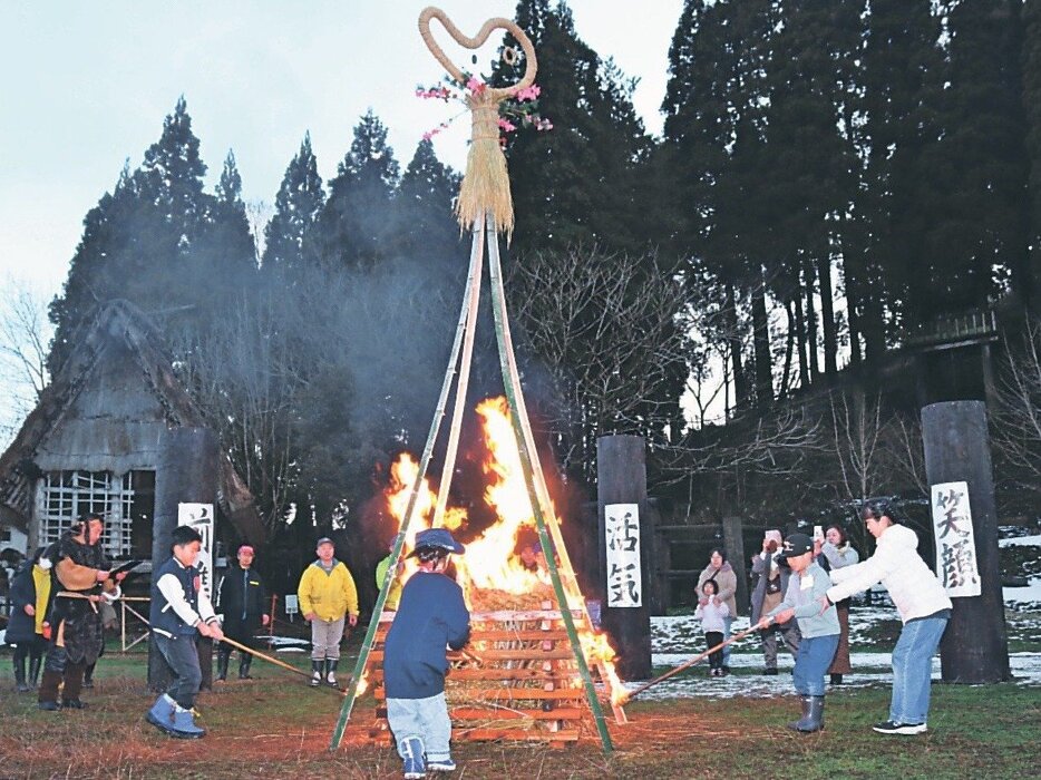 竹に点火する子どもたち＝桜町ＪＯＭＯＮパーク