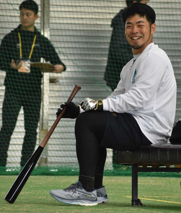 室内での打撃練習中に充実の笑顔を見せる近藤