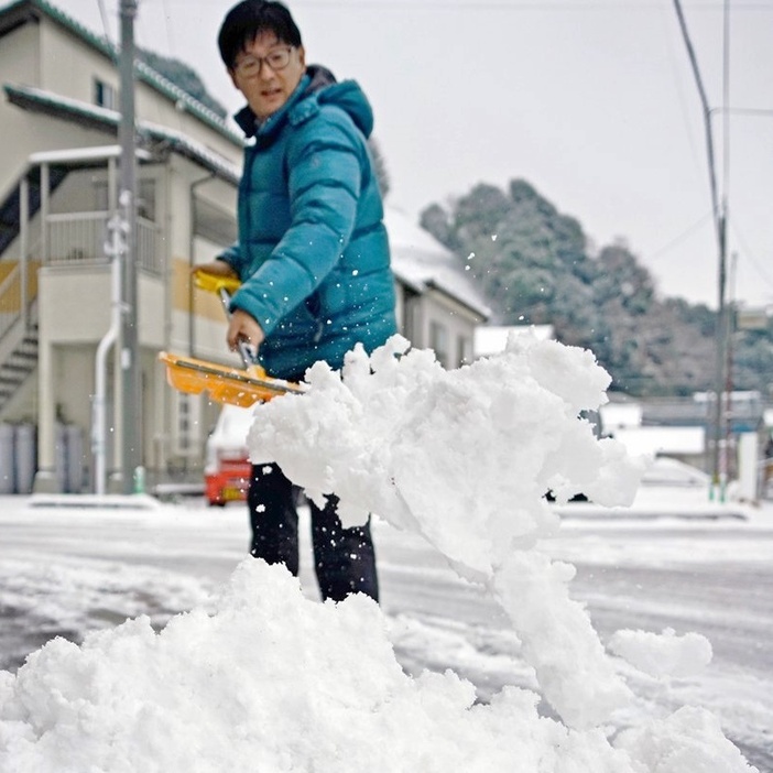 雪かきに励む町民＝１０日午前、島根県川本町川本