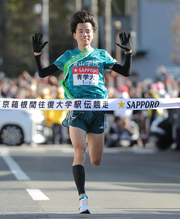 往路優勝のゴールテープを切る青学大５区・若林宏樹（カメラ・相川　和寛）