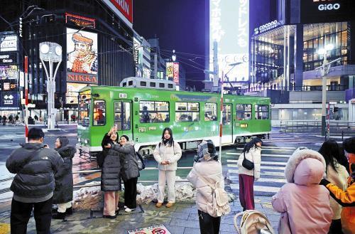 【撮影データ】すすきの停留場付近（札幌市中央区）▽撮影日時・２０２４年１２月１９日午後７時４分▽レンズ・２４―１２０ミリズーム▽ＩＳＯ感度３２００▽シャッター速度１６０分の１▽絞りＦ４