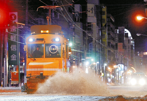 冬場にはササラ電車も大活躍。主に降雪時や始発電車の前に走り、安全運行を支えている