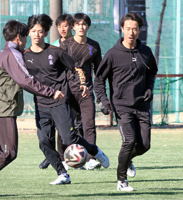 現役生との紅白戦で軽快な動きを見せる山田氏（右＝カメラ・武藤　瑞基）