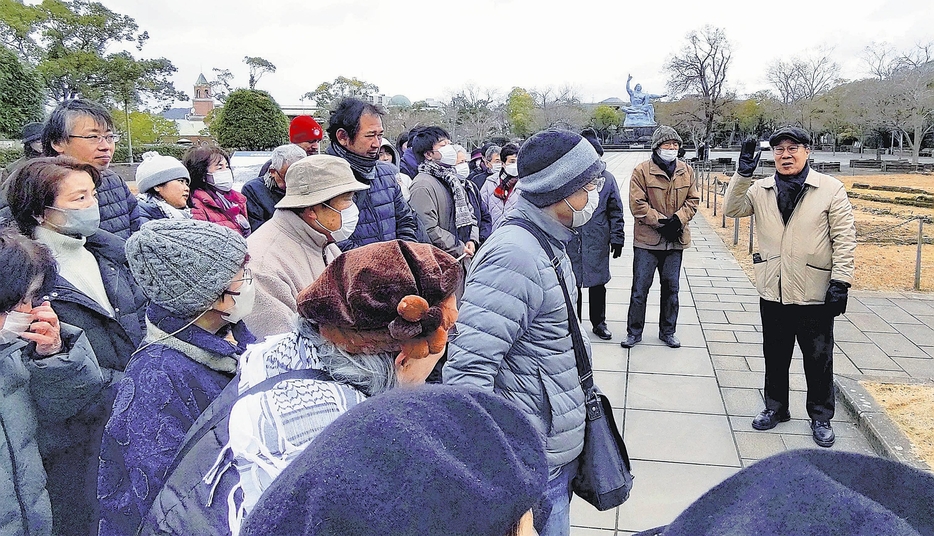 今年最初の「長崎の鐘」の打鐘に参加した朝長会長（右端）ら