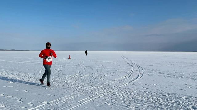 凍った海の上を走る別海アイスマラソン。一面が真っ白な雪と氷の世界を駆け抜ける=北海道別海町