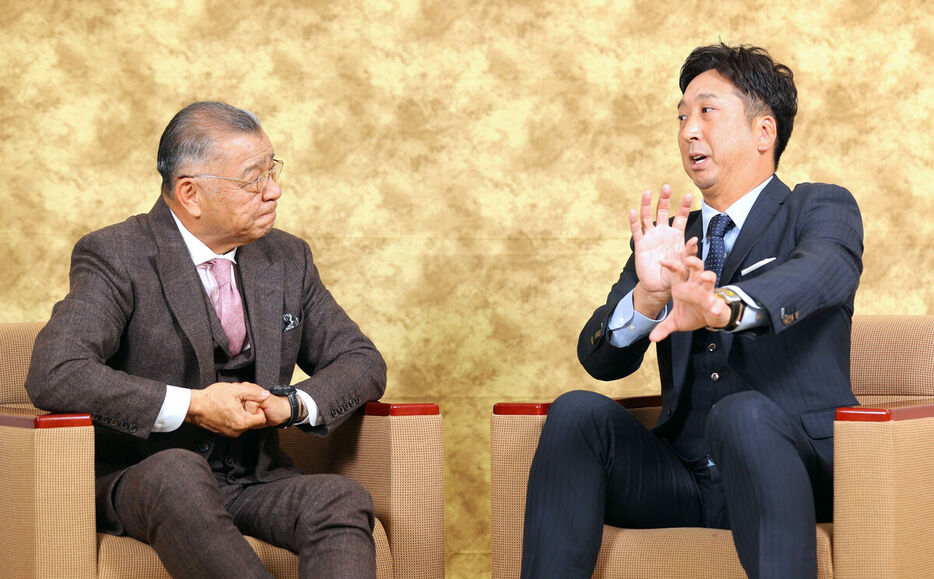 掛布雅之OB会長（左）と新春スペシャル対談を行った藤川球児監督（カメラ・岩田　大補）