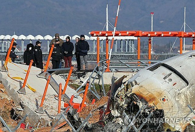 韓国南西部の務安国際空港で179人が死亡した旅客機事故を巡り、米国家運輸安全委員会（NTSB）の関係者をはじめとする韓米の合同調査チームが事故現場で調査を進めている＝31日、務安（聯合ニュース）