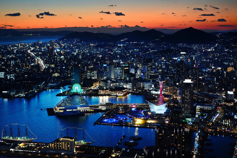 間もなく阪神大震災から30年を迎える神戸の夕景。街は復興が進み、明かりがともる＝神戸市で2024年12月18日、本社ヘリから大西岳彦撮影