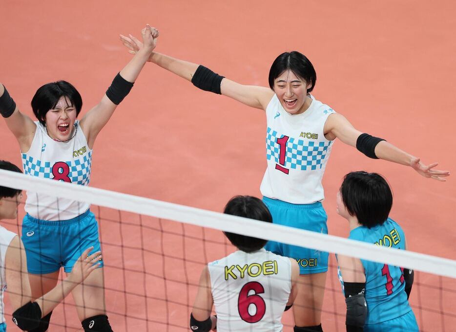 女子2回戦　福井工大福井(福井)対共栄学園(東京)　第1セット、得点を喜ぶ共栄学園の秋本美空（1）ら＝6日、東京体育館（桐原正道撮影）