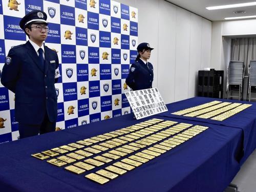 押収された金地金（９日、関西空港で）