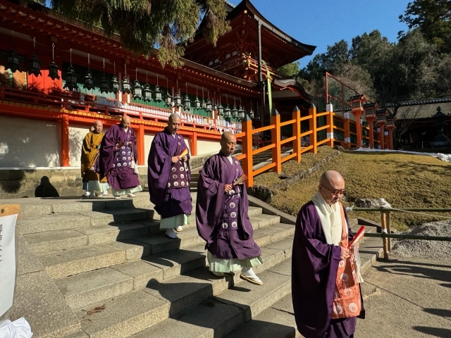 読経を終えて本殿を出る興福寺の僧侶=2日、奈良市春日野町の春日大社