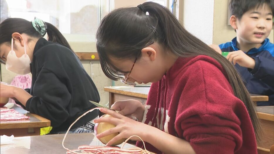 愛知県豊橋市の富士見小学校で行われた「りんごの皮むき大会」