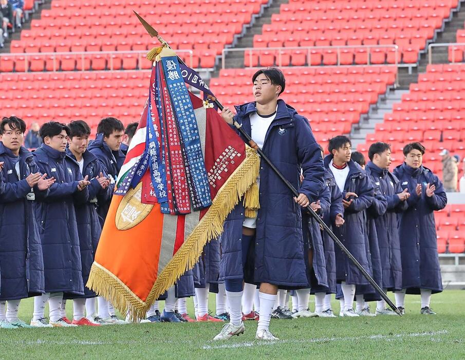 優勝旗を受け取る桐蔭学園・古賀（撮影・上田博志）