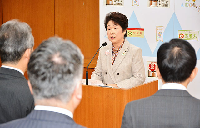 年頭に当たり部長級以上の職員の前で訓示する吉村美栄子知事＝県庁