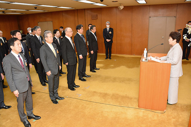 年頭に当たり部長級以上の職員の前で訓示する吉村美栄子知事＝県庁