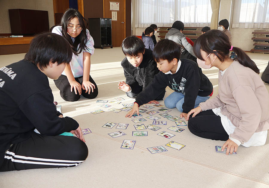 かるたを楽しむ子どもたち