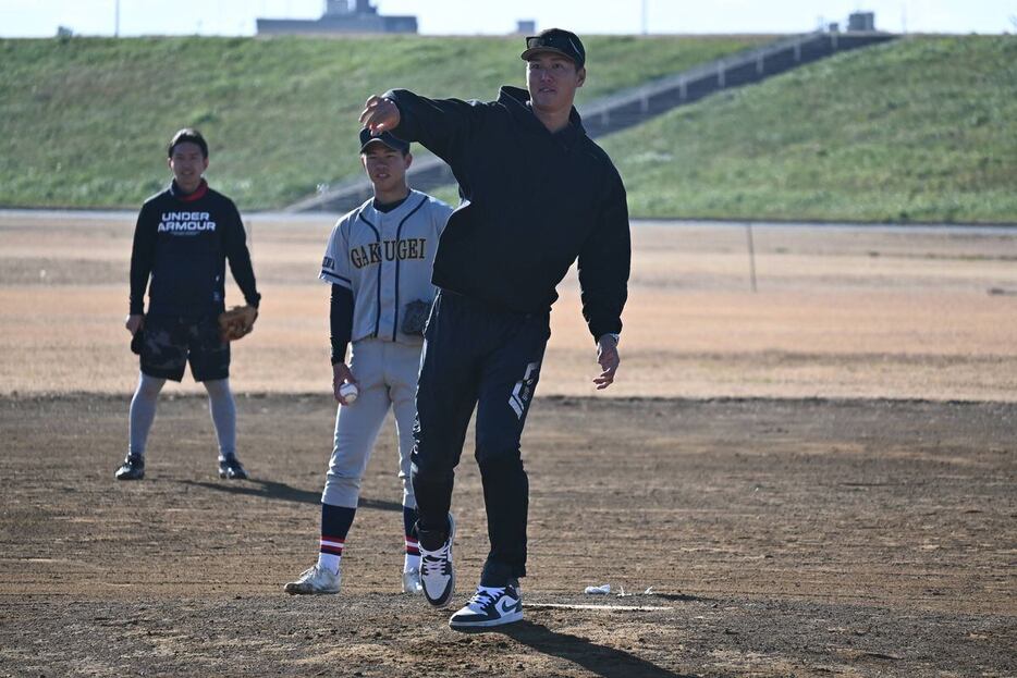 江戸川ボーイズを訪問し、OB紅白戦の始球式を務めた巨人・秋広優人