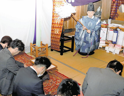 住民らの厄を払う斎藤宮司（２日、内灘町宮坂で）