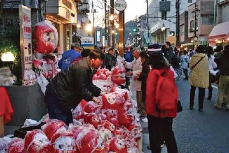 新春の風物詩、青梅だるま市