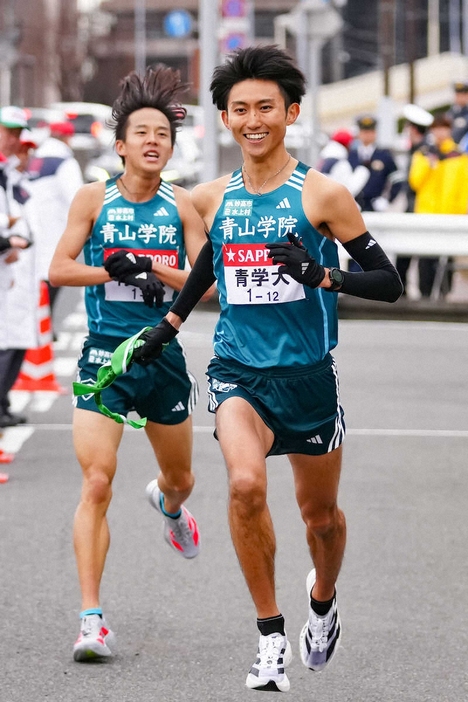 9区・田中悠登（右）にたすきをつなぐ青学大8区の塩出翔太（撮影・会津　智海）