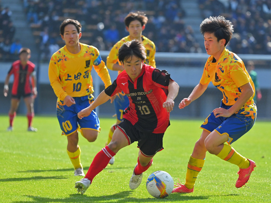 切れ味鋭いプレーをみせたFW堀内凰希(3年)(写真協力『高校サッカー年鑑』)(HIGH SCHOOL SOCCER YEARBOOK)