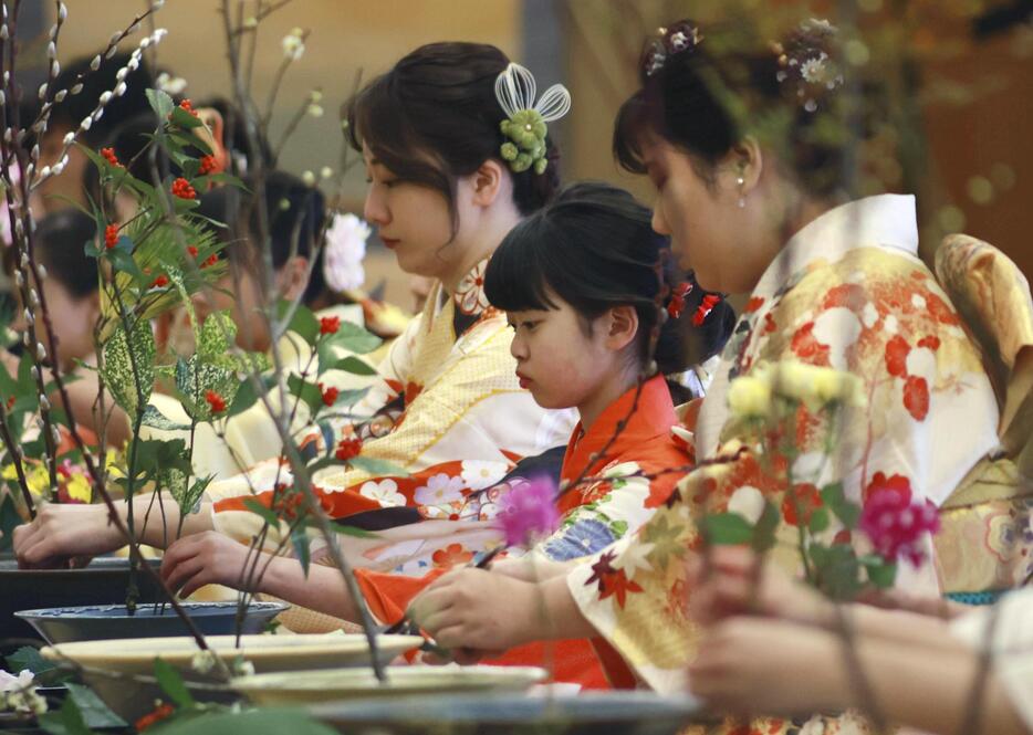 華道家元・池坊の「初生け式」で、花を生ける門弟ら＝5日午前、京都市中京区