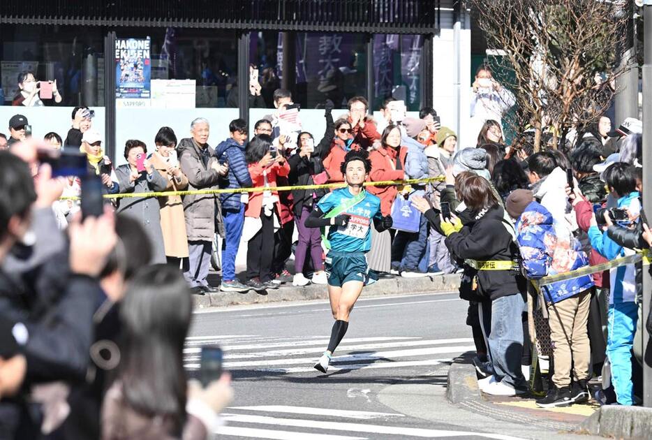 ５区を力走する青学大・若林宏樹（代表撮影）.