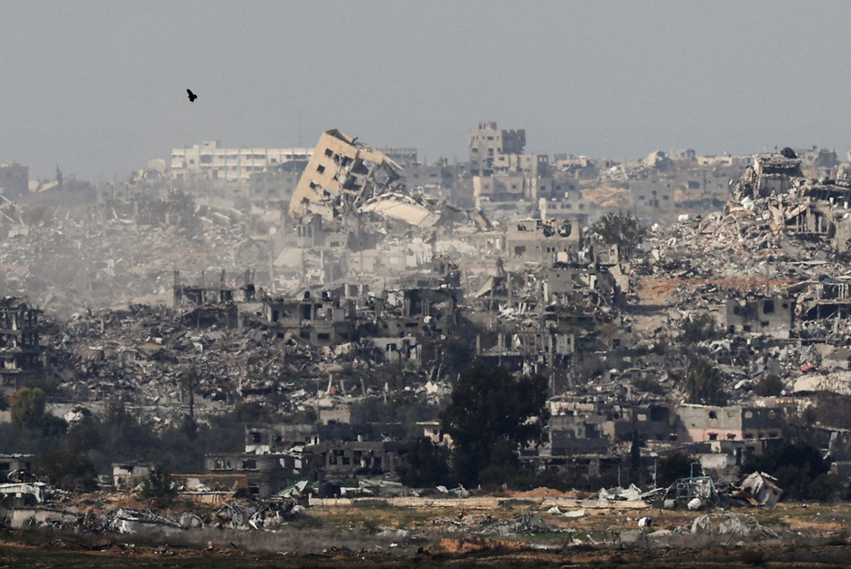 　１月５日、イスラエルとイスラム組織ハマスは、パレスチナ自治区ガザでの戦闘停止と人質解放に向けた合意の詳細を巡り応酬した。写真は、ガザ地区の瓦礫となったビル群。１月５日、イスラエル南部から撮影（２０２５年　ロイター/Kai Pfaffenbach ）