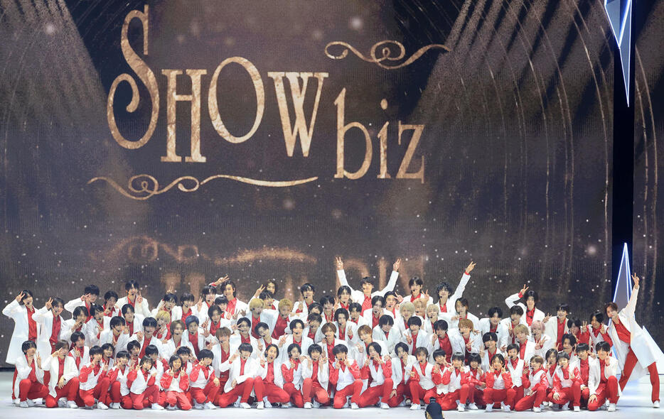 「SHOWbiz2025」公演で、元気なポーズで記念撮影するジュニアのメンバーたち（撮影・浅見桂子）