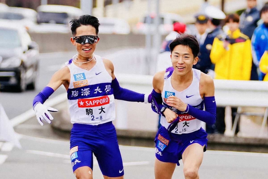 ＜第101回箱根駅伝復路戸塚中継所＞9区・村上響（右）にたすきをつなぐ駒大8区・安原海晴（撮影・会津　智海）