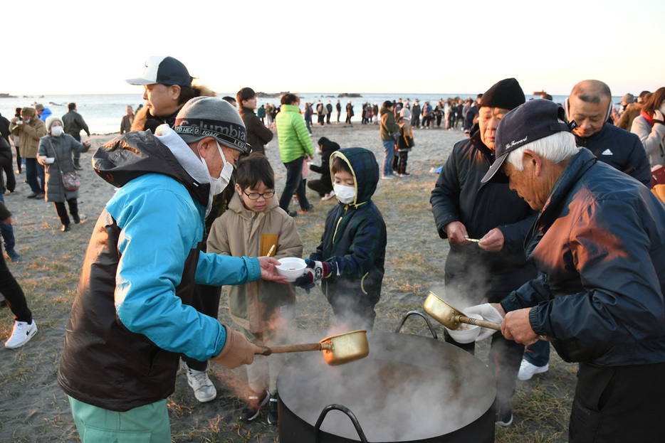 海賊雑煮を振る舞う会員ら＝鴨川