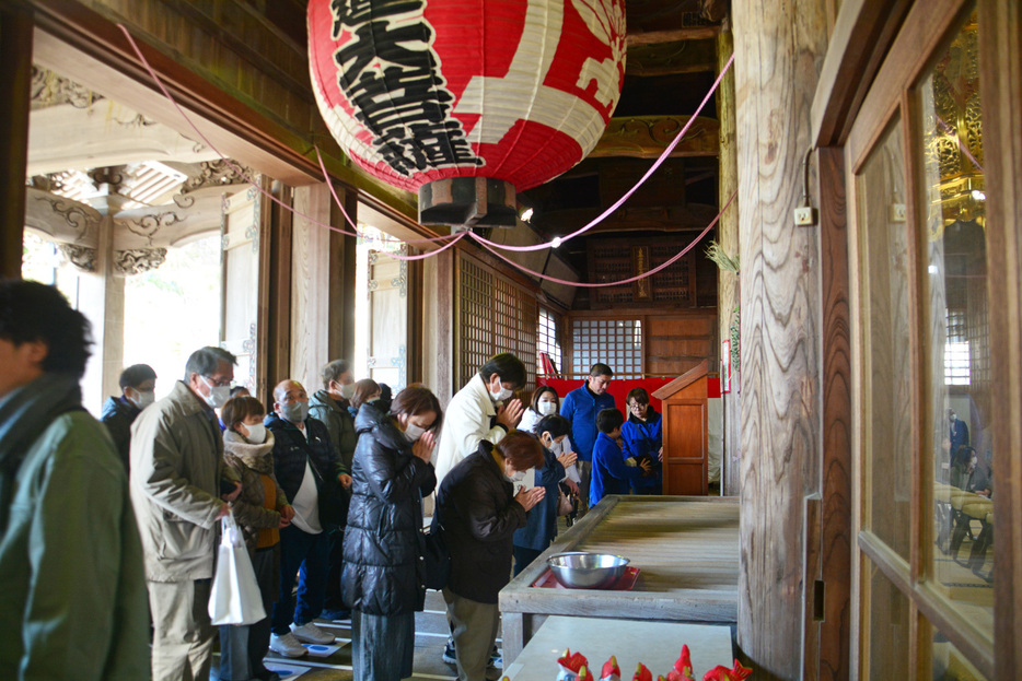 新年の願いを込めて手を合わせる参拝者＝鴨川