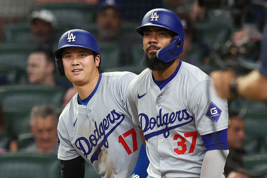 ドジャース・大谷翔平（左）とテオスカー・ヘルナンデス【写真：ロイター】