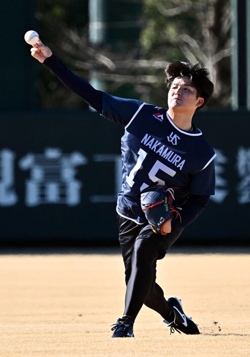 新人合同自主トレでキャッチボールするヤクルトドラフト1位の愛知工大・中村優（撮影・滝沢徹郎）