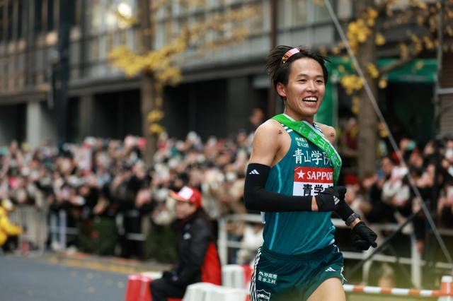 １位でゴールする青学大の小河原陽琉=吉田耕一郎撮影