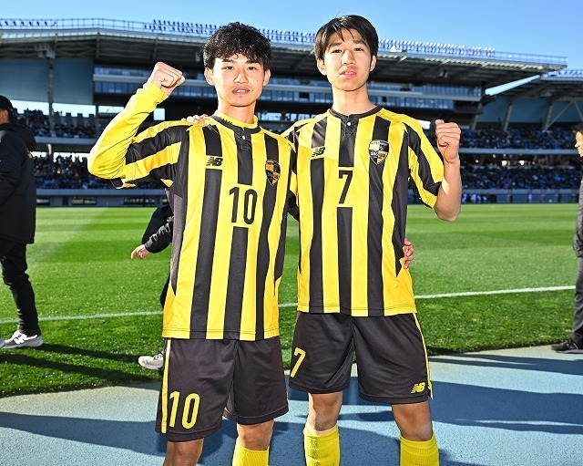 勝利に導くゴールを決めた沖本（10番）と高畑（７番）。写真：金子拓弥（サッカーダイジェスト写真部）