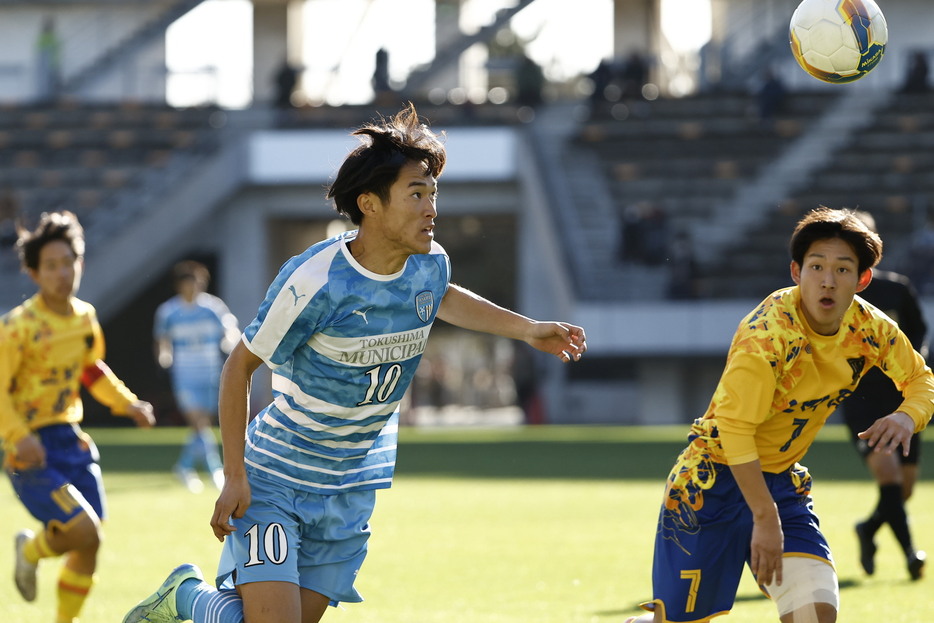 3年連続選手権のピッチに立った徳島市立高FW鈴木悠哉((写真協力『高校サッカー年鑑』)(HIGH SCHOOL SOCCER YEARBOOK)