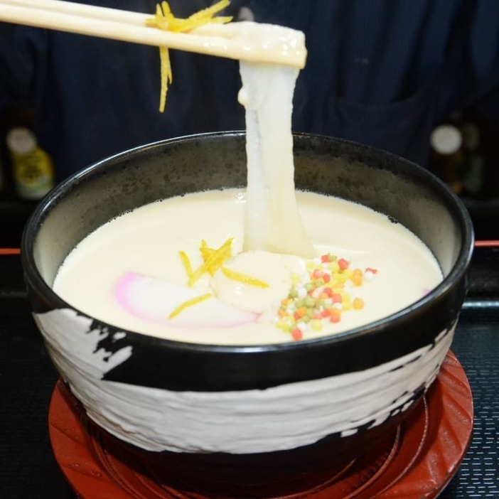 茶わん蒸しのような見た目の蒸し雑煮。溶き卵の底に餅が入っている