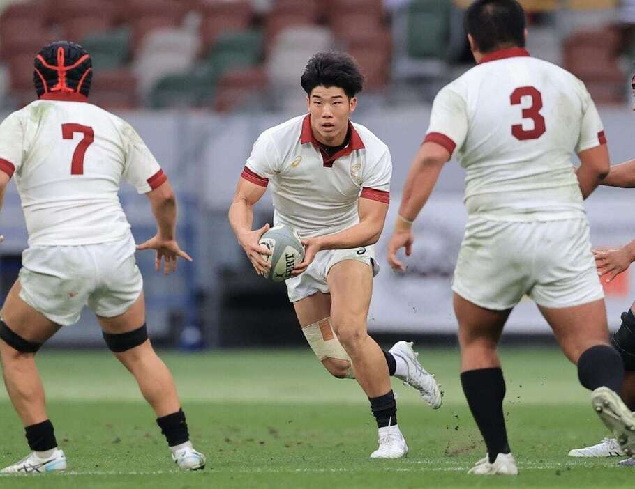 【第61回全国大学ラグビーフットボール選手権　準決勝　早稲田大対京産大】後半　突破を図る早大・矢崎由高＝国立競技場　（山田俊介撮影）