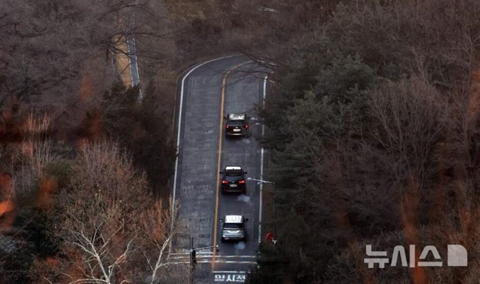 3日午前、ソウル市龍山区の官邸に向かう捜査官の車両(c)NEWSIS