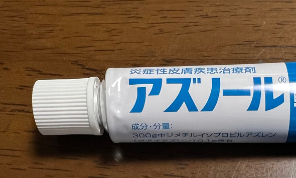 やけどや湿疹などに使われる塗り薬とそっくりな接着剤が……