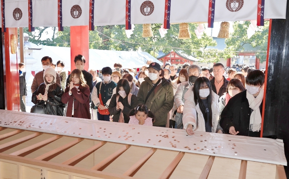 一年の幸せを願う参拝客＝1日、大分市勢家町の春日神社